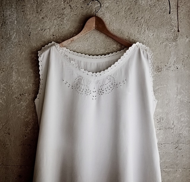 フランス 1900s リネン 植物的心臓と植物的弓矢とクピド的ワンピース  アンティーク