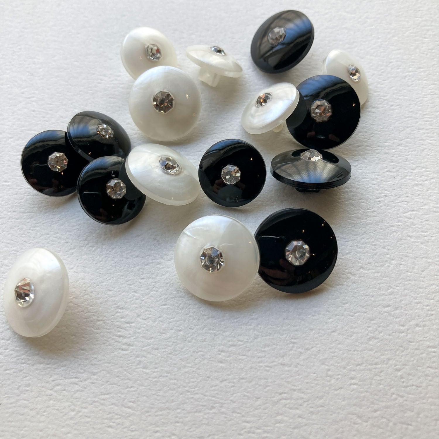 再入荷〉ビジュー付シンプルラウンドボタンS・M（12mm/14mm） ※セール