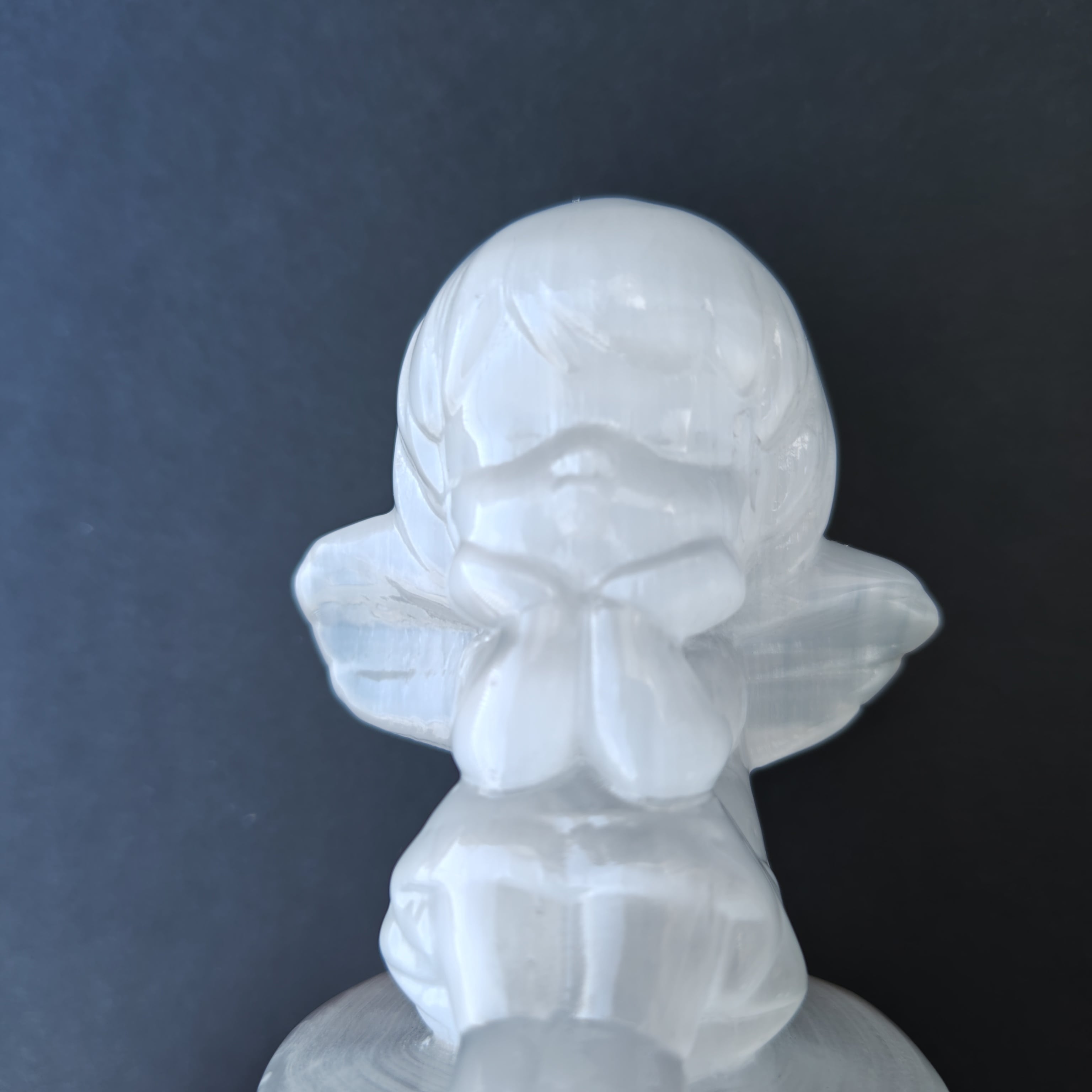 【頬杖の姿がかわいい! エンジェル】セレナイトの置き石