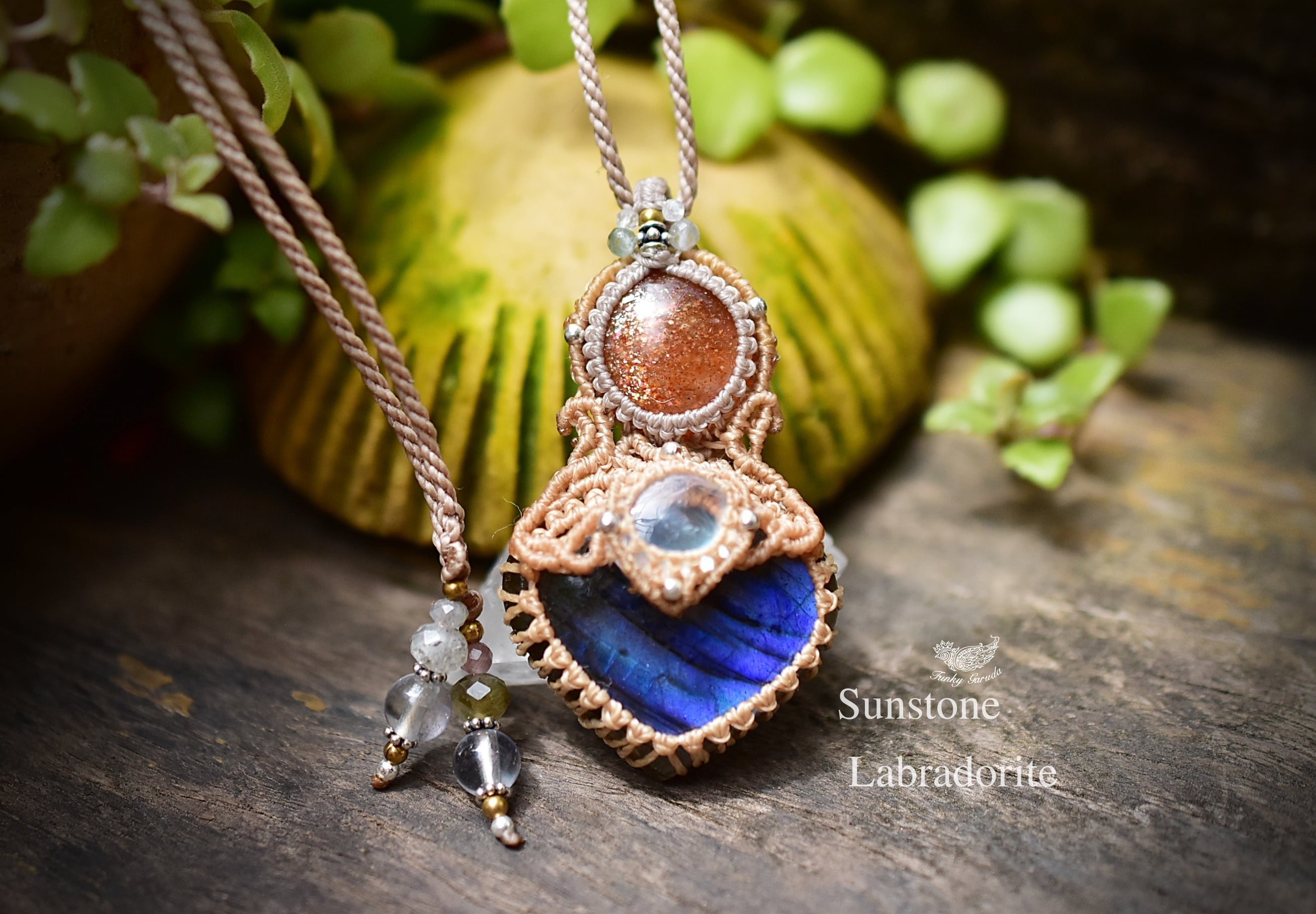 アイオライトサンストーン　ラブラドライト　ブルーフローライト　マクラメネックレス アイオライトサンストーン ラブラドライト ブルーフローライト