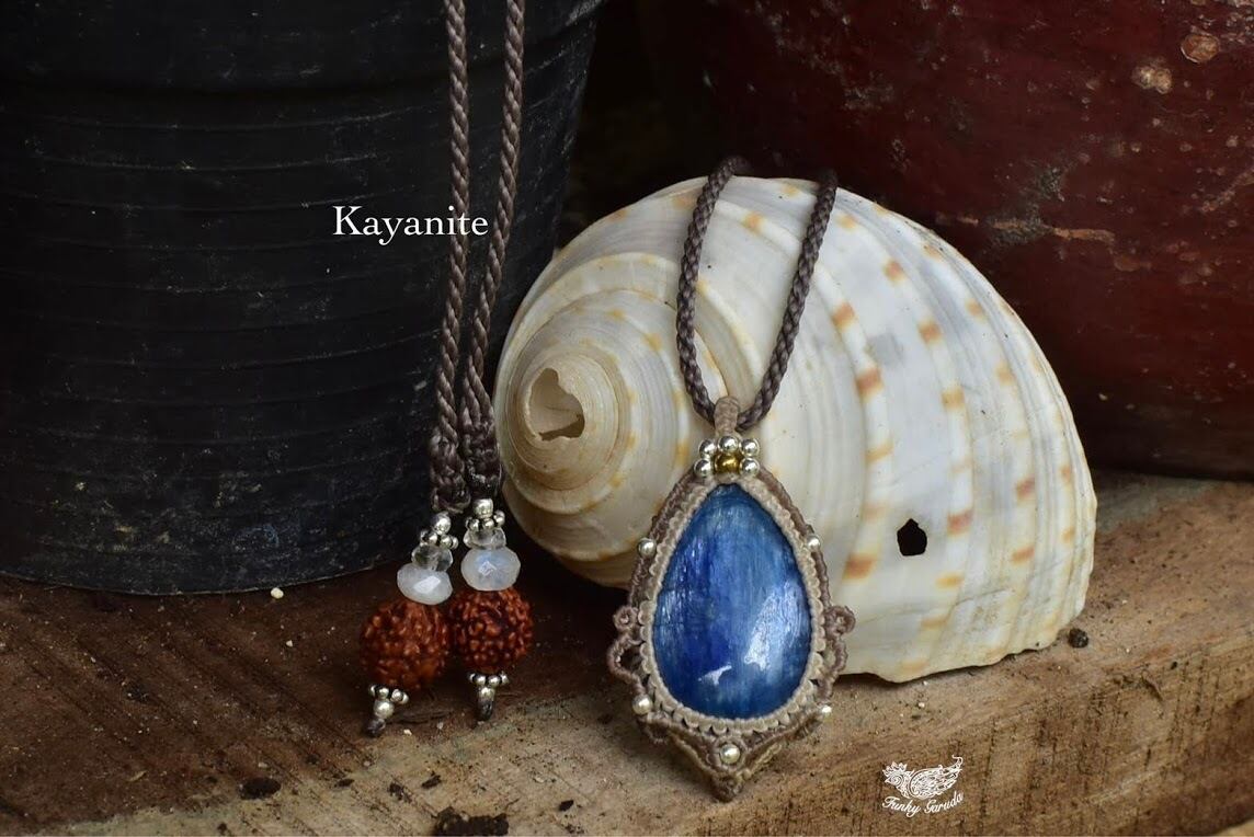 ブルーの世界★良質カイヤナイト マクラメペンダントkya013