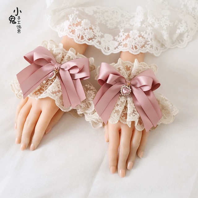 耽美なレースと桃色リボンが誘う、夢心地のハンドフリルカフス｜WithU