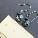 きらきらジルコニアと子猫のじゃれっこピアス イヤリング　イヤーカフ