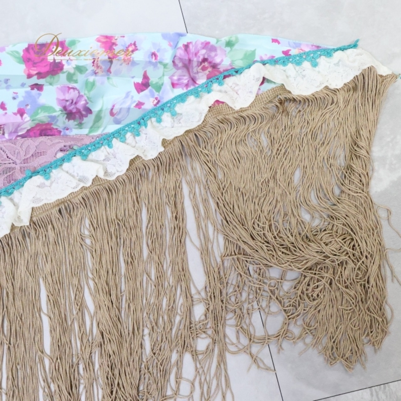 フラメンコ 衣装 ソニアジョーンズ SONIA JOHNES  シージョ  ピキージョ 花柄 フレコ フリル レース 水色 ピンク パープル 紫 トライアアングル 三角形 ピンク系 ブルー系 パープル系 ゴールド系 フラメンコドレス カラフル フリルデザイン おしゃれ 女性用 衣装 フォーマル イベント ダンス レトロ かわいい ステージ衣装 パーティ スカーフ ショール