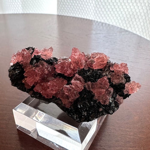 珍奇鉱物イベント開催中！ロードクロサイト / マンガナイト【Rhodochrosite on Manganite】南アフリカ産