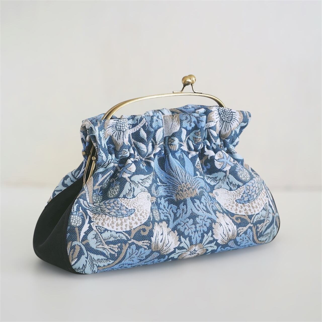 □ジャガード生地の2wayがま口バッグ・いちご泥棒□ musique (wm-stf