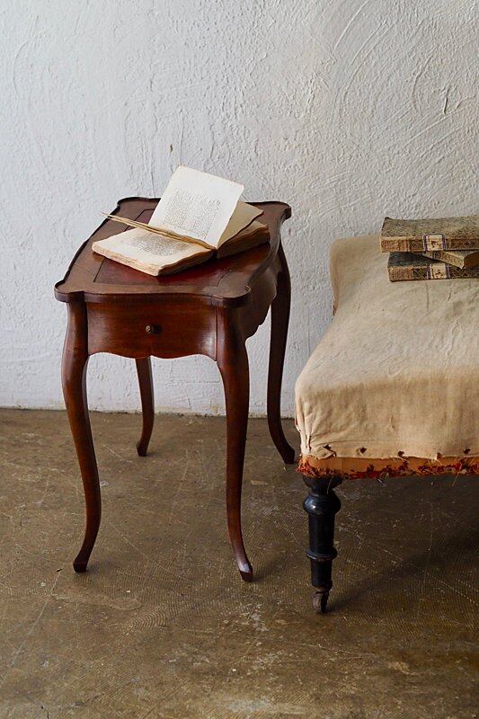 渋い赤色.革天板のサイドテーブル- leather top side table
