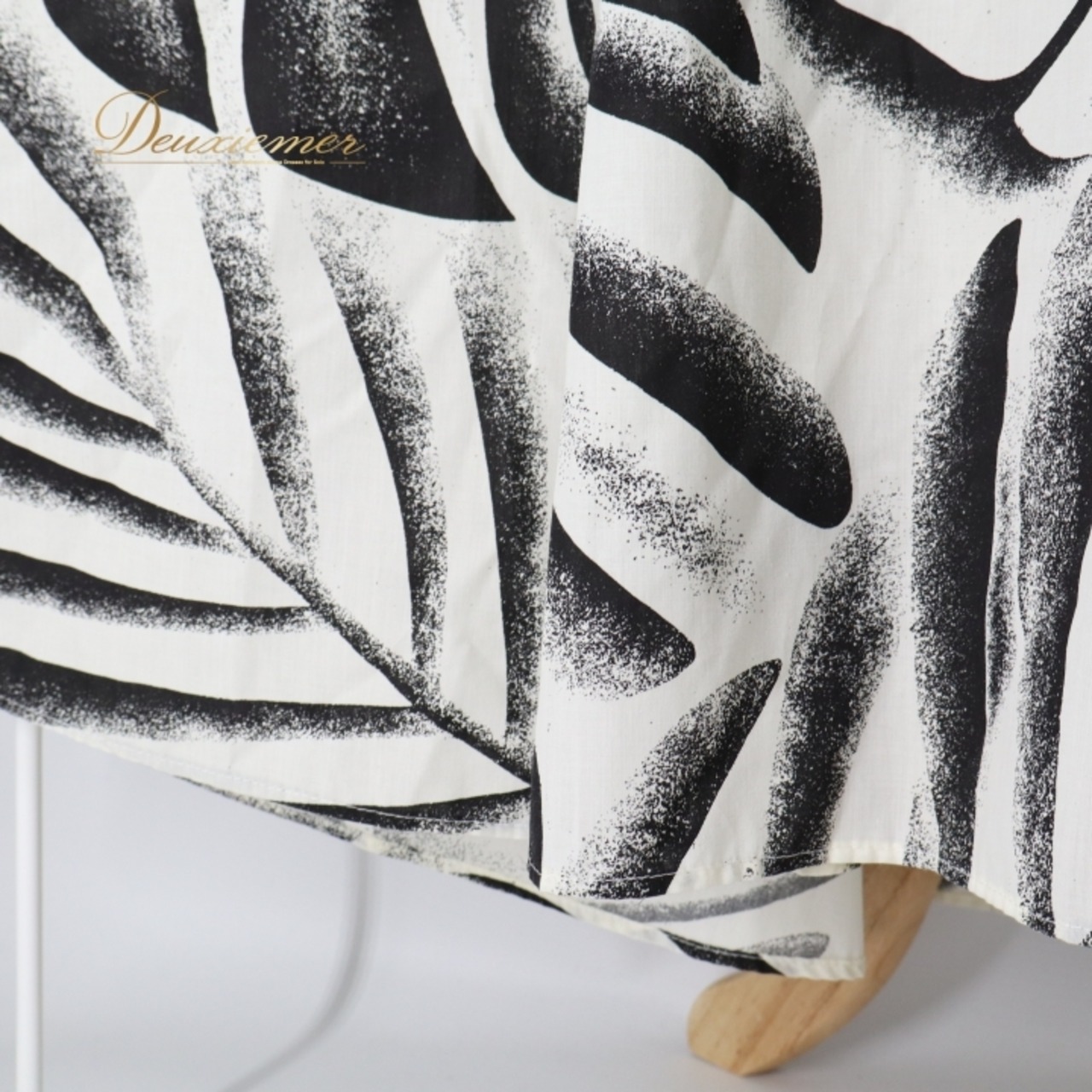 フラダンス 衣装 ワンピース ドレス ホワイト系 モンステラ柄 植物柄 ハワイアンプリント ハワイアン アロハ フラ ダンス レッスン 練習 フリル 付け袖 袖付き セット ブラック系 白 黒 華やか かわいい おしゃれ 上品 大人っぽい モノトーン フラダンス レッスン用ドレス エレガント ふんわり おしゃれ着