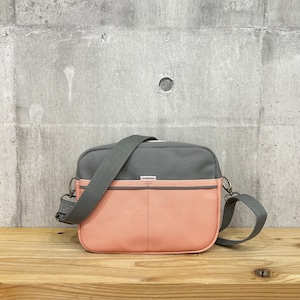 【訳有!提示価格 : 定価より-¥300引き】.+*square shoulder Bag 〈 グレー×シェルピンク 〉