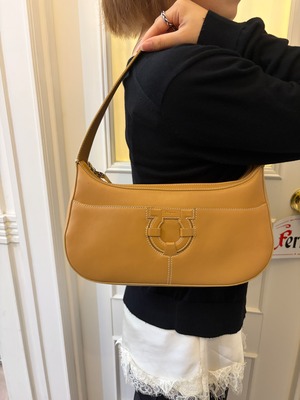 Salvatore Ferragamo / vintage beige hand bag.(O)