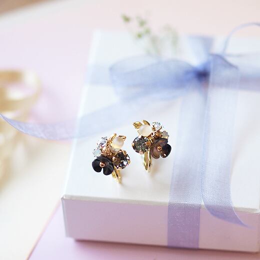 【1010】小花のブーケとシェルビーズのピアス／イヤリング 1010】小花のブーケとシェルビーズのピアス／イヤリング