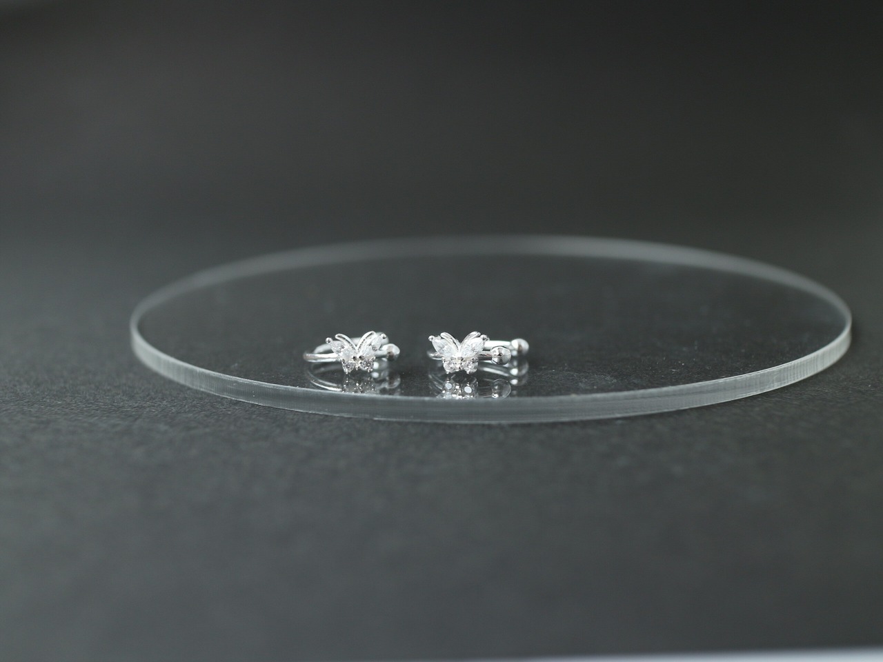 小さな蝶のイヤーカフ