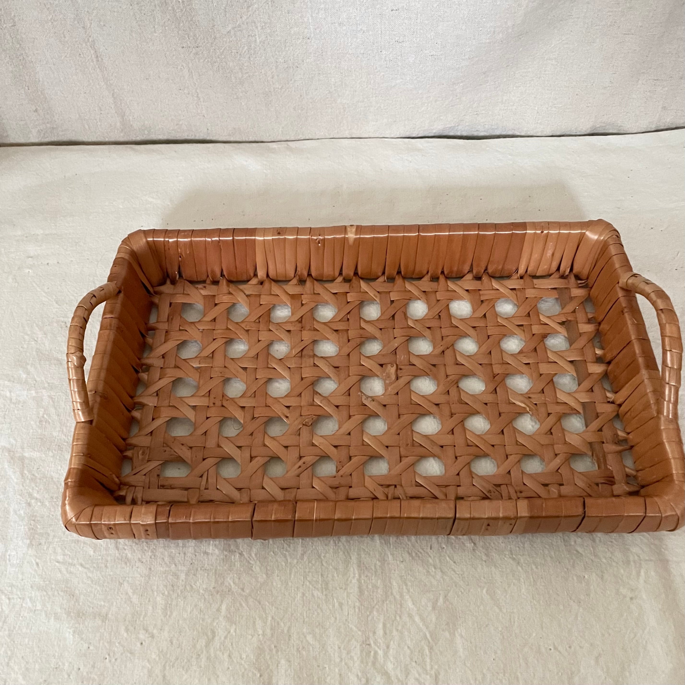 しっかり編まれたトレイ