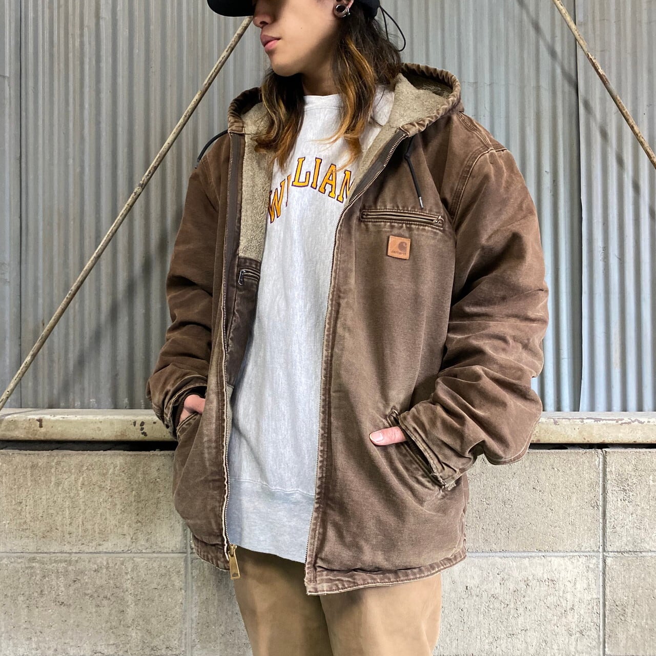 雰囲気系 Carhartt カーハート フード付き デトロイトジャケット メンズXL 古着 ワークジャケット フルジップパーカー ダック地  ボアライナー ブラウン 茶色 企業ロゴ刺繍 【ワークジャケット】 | cave 古着屋【公式】古着通販サイト