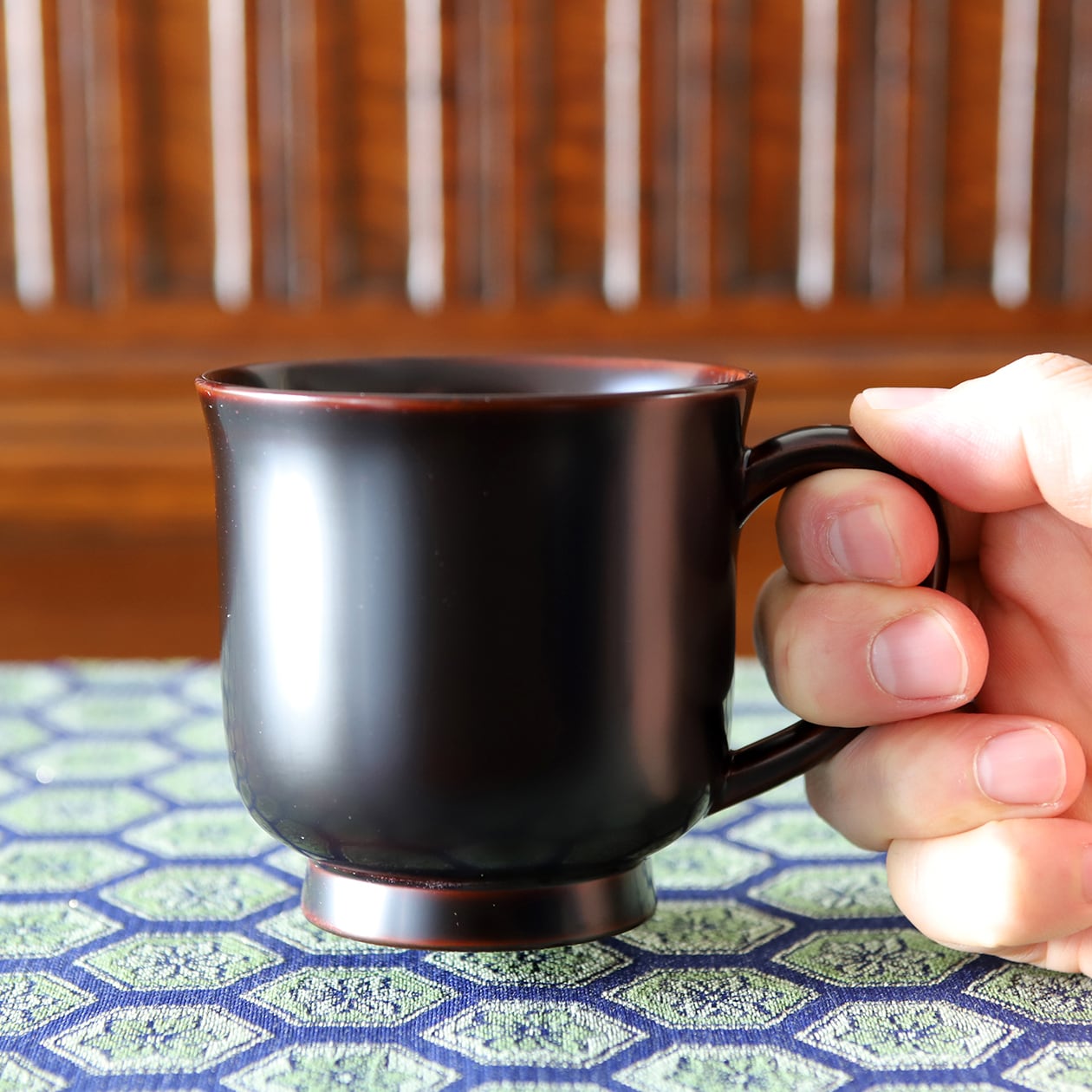 卓越した技術者（現代の名工）が作る極上のマグカップ ①古代朱 / ②溜