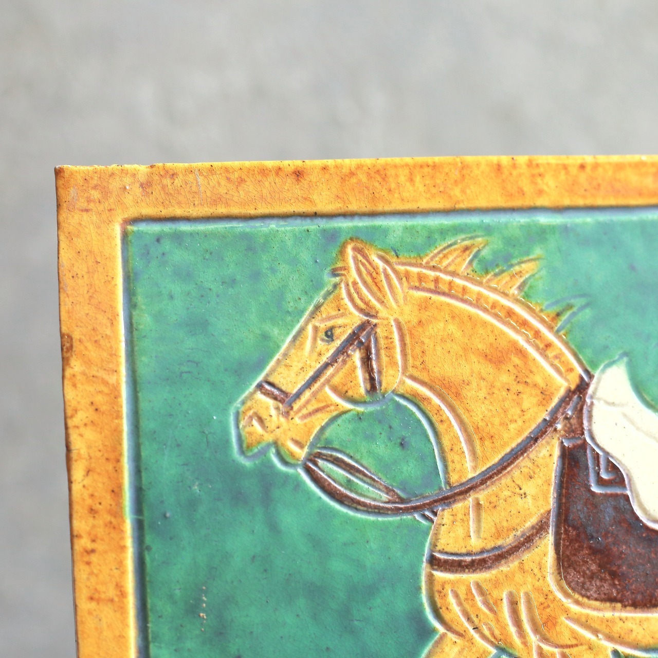 陶器製 飾りタイル 馬 ヴィンテージ｜緑釉の彩りと駆ける姿が印象的なレトロオブジェ
