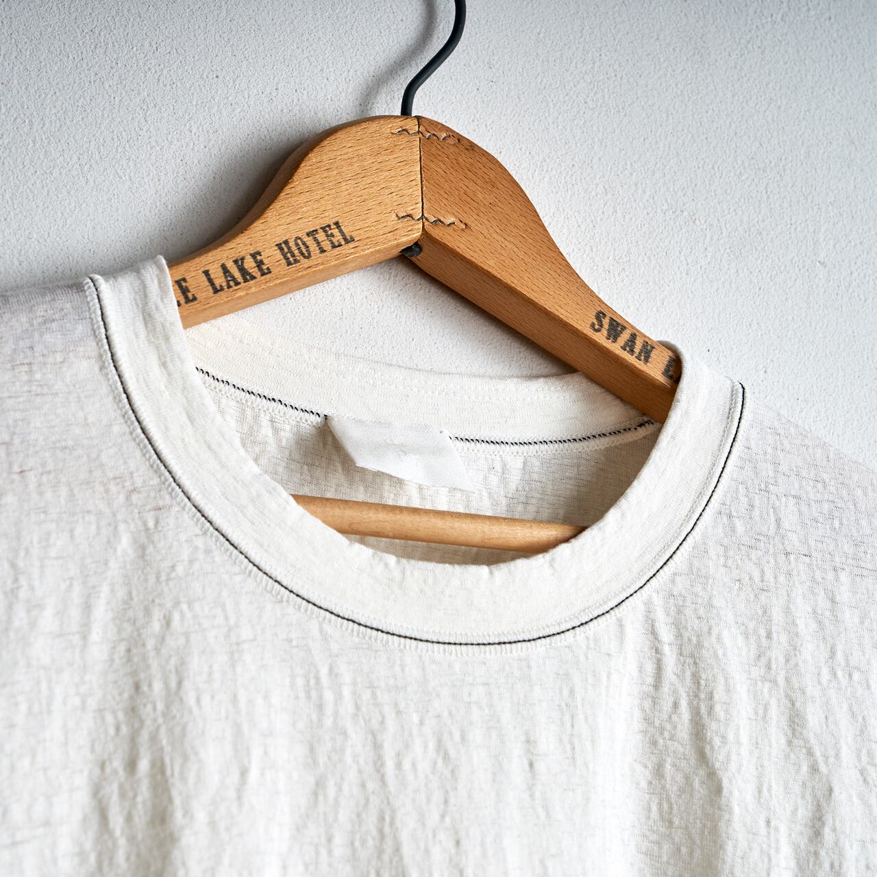 山内 塩縮加工リネンニットTシャツ 24152 ホワイト サイズ5 塩縮加工リネンニットTシャツ WHITE | les trois entrepôts / レ