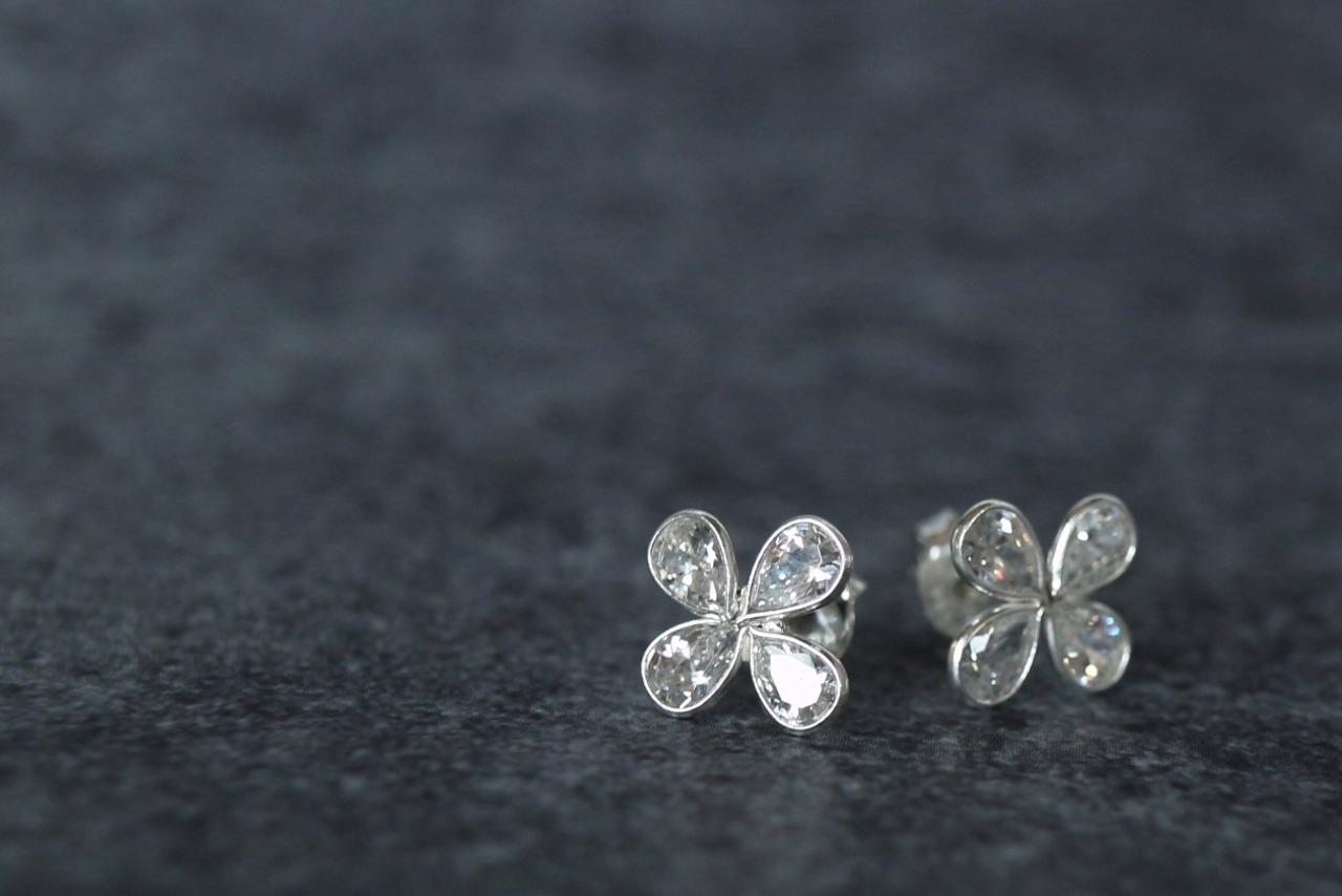 キラキラクローバーのシルバーピアス