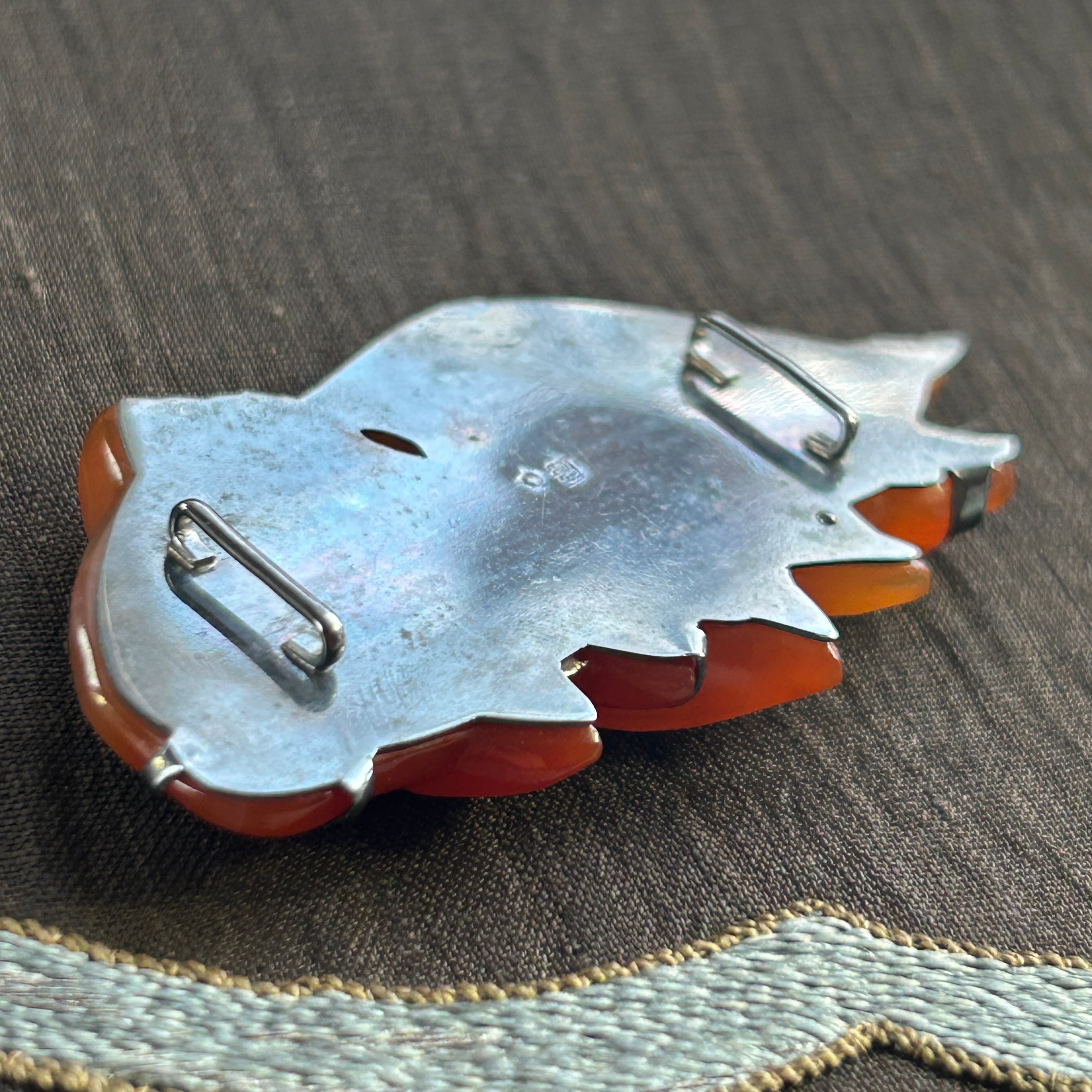 アンティーク　赤瑪瑙の金魚の帯留め