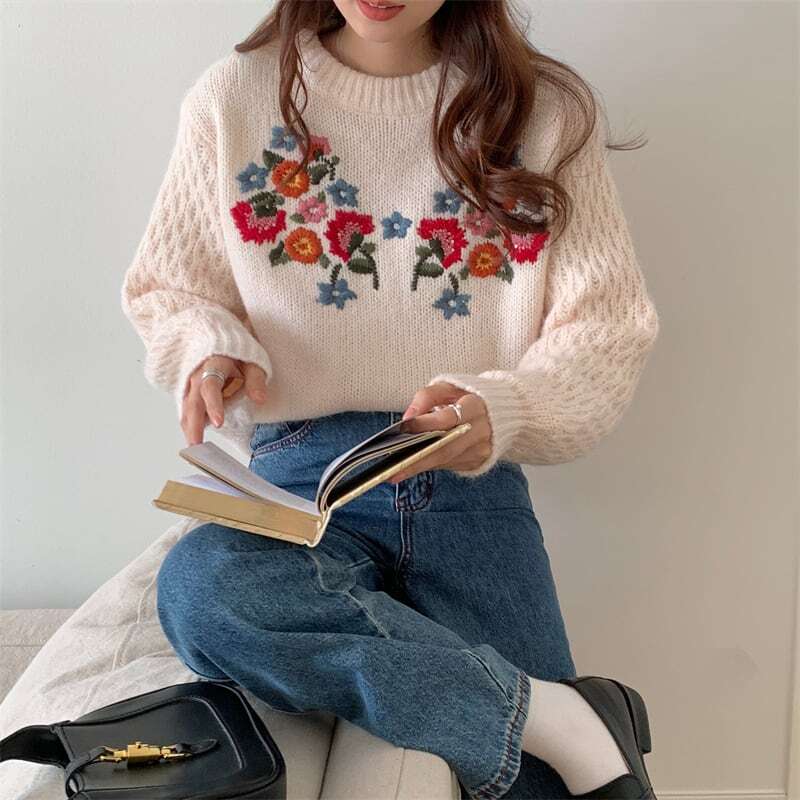 トップス レディース ニット セーター 長袖 ラウンドネック 刺繍 かわいい 大人可愛い きれいめ シンプル カジュアル おしゃれ お洒落 おとな こなれ感 ラブリー キュート レトロ ロマンチック 送料無料 存在感 花柄 フラワー 学生 通学 デート お出かけ 女子会 休日 散歩 カフェ巡り 街歩き お買い物 フリーサイズ ベージュ ブラック 黒 グリーン 秋 冬 10代 20代 30代 40代 韓国 韓国系 着回し 普段使い 体型カバー トレンド 流行 インスタ映え