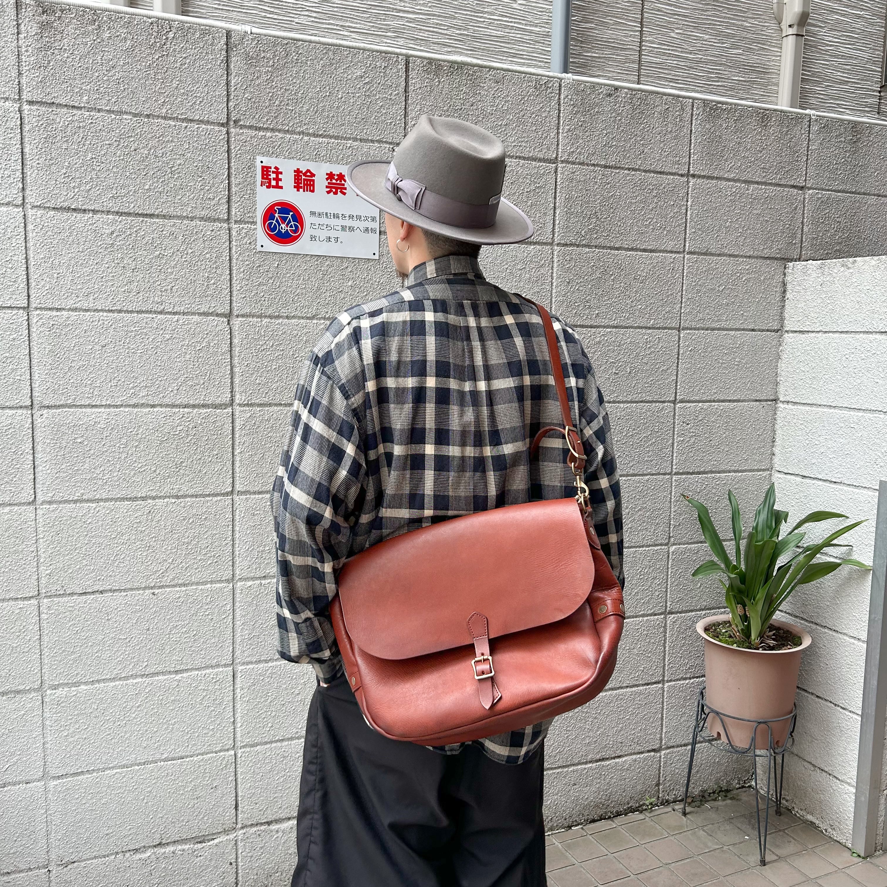 VASCO / LEATHER POSTMAN SHOULDER BAG -LARGE CAMEL (ヴァスコ レザー ポストマン ショルダーバッグ)