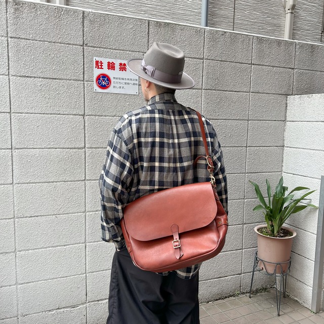 VASCO / LEATHER POSTMAN SHOULDER BAG LARGE CAMEL (ヴァスコ レザー ポストマン ショルダーバッグ) WhiteHeadEagle