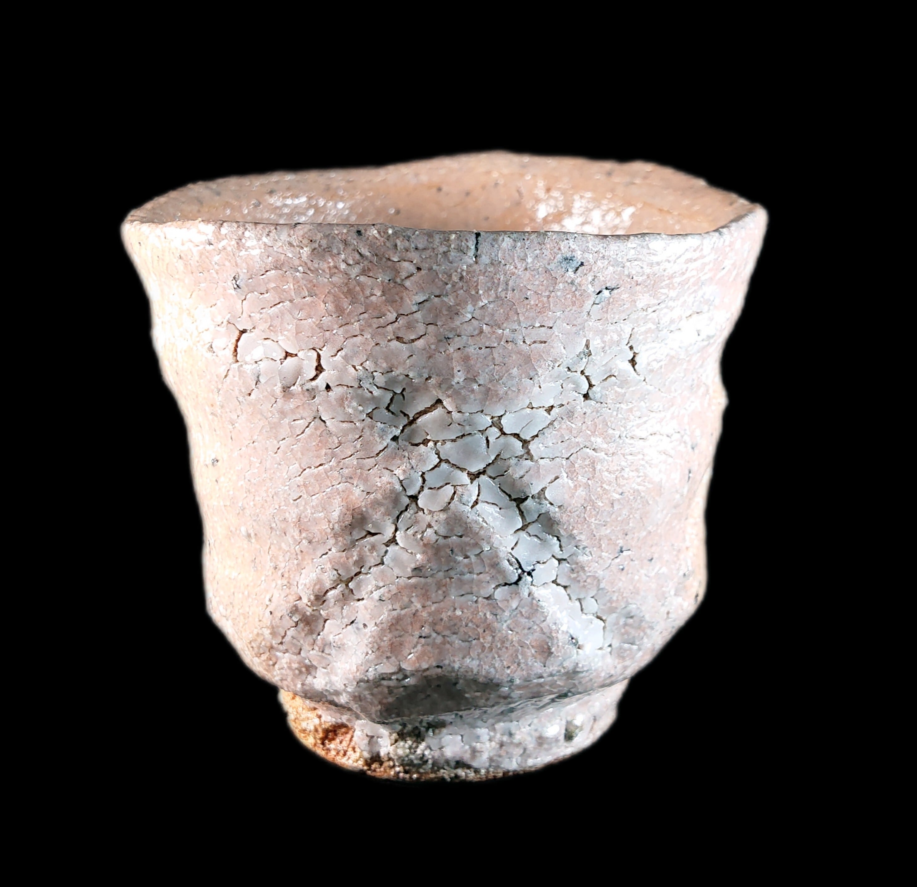 川上清美　ぐい呑　唐津焼 □彫唐津ぐい呑 川上清美 作品 高さ:約6.5センチ 口径:約6.8～7.5