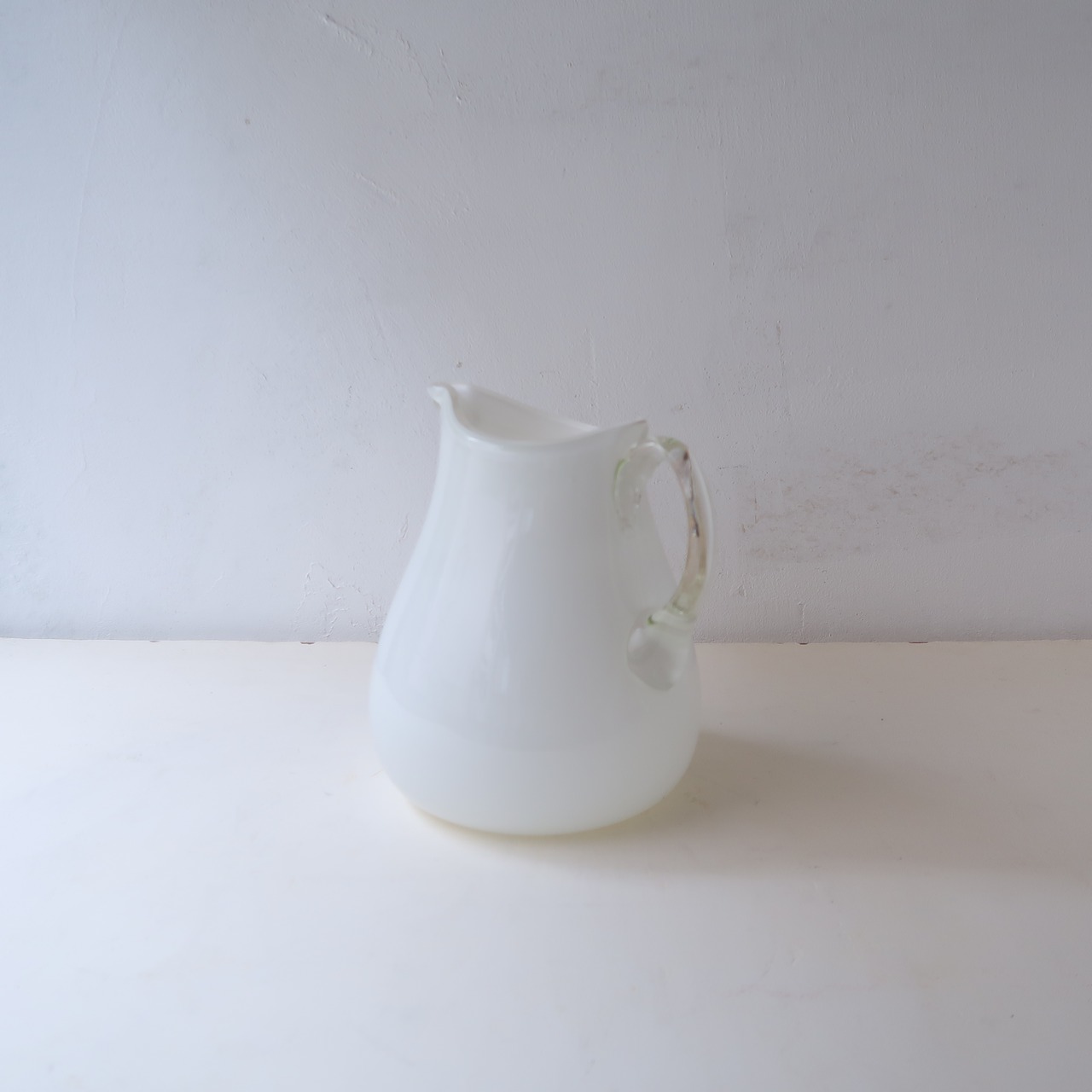 とうめいとホワイトの水差し