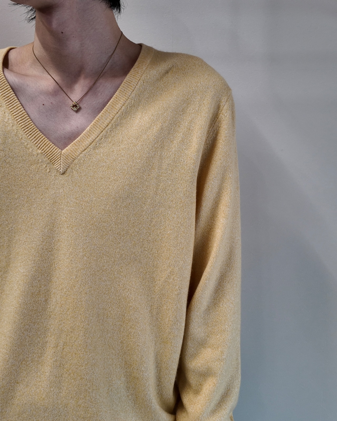 【Salvatore Ferragamo】yellow v-neck knit