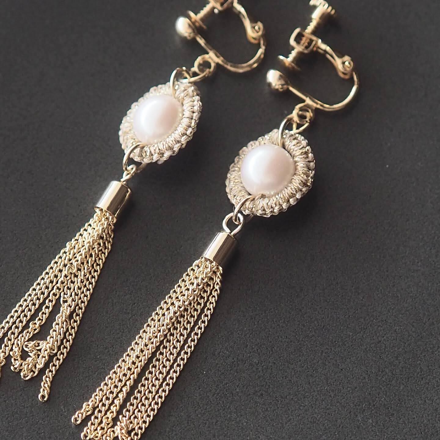 包むパールが揺れる(メタルタッセル付き)イヤリング 【ゴールド】