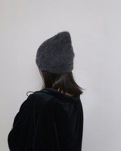 FOURAM - Fox Cashmere Knit Cap ：Gray｜固定ピンブローチ／起毛の陰影
