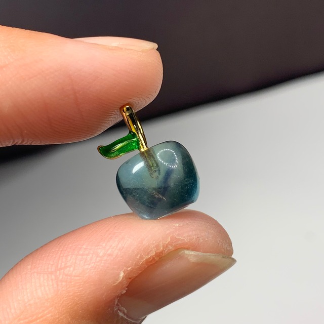 ブルー系☆フローライトりんごペンダントトップ