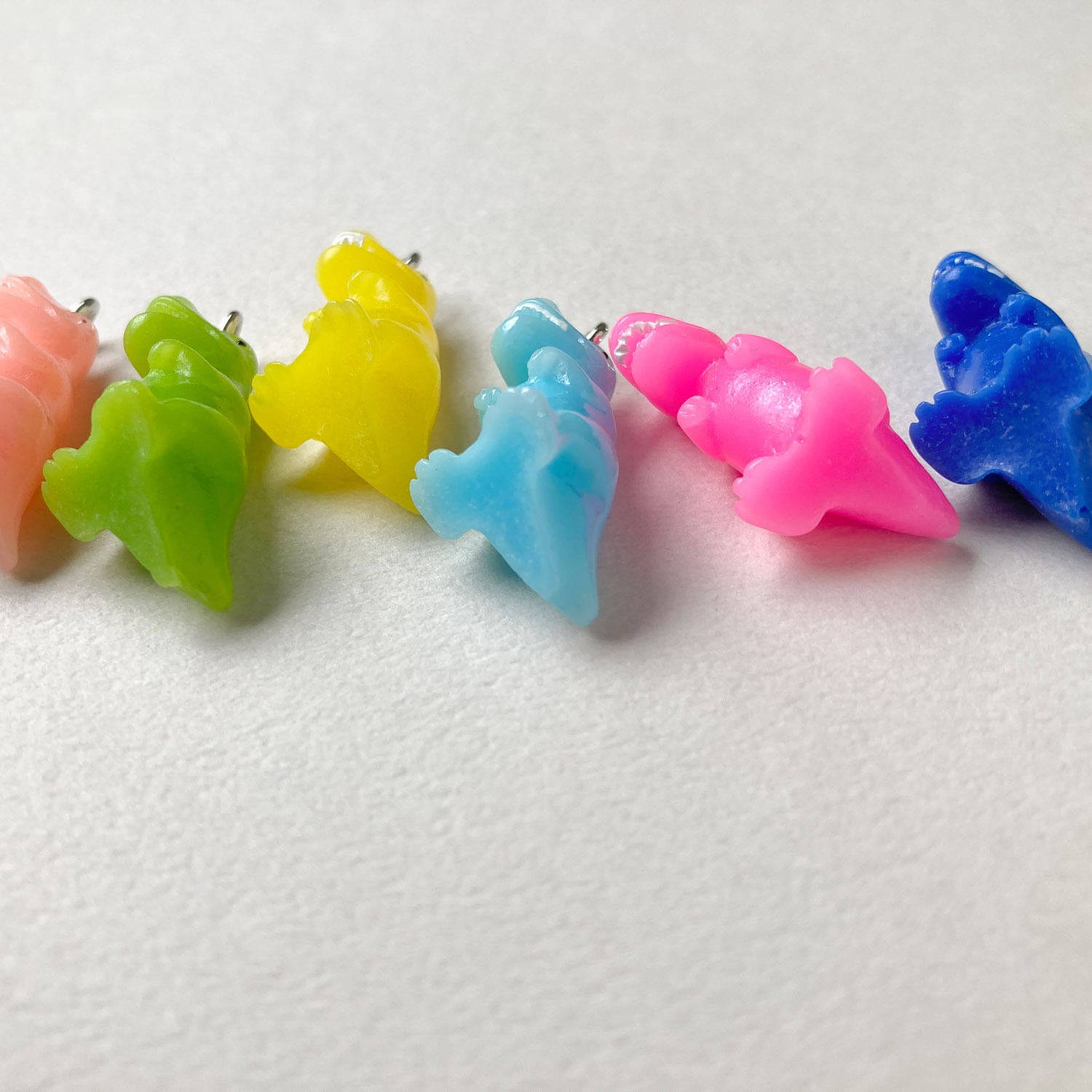 再入荷〉カラフル恐竜アクリルチャーム | Dua-アクセサリーパーツショップ