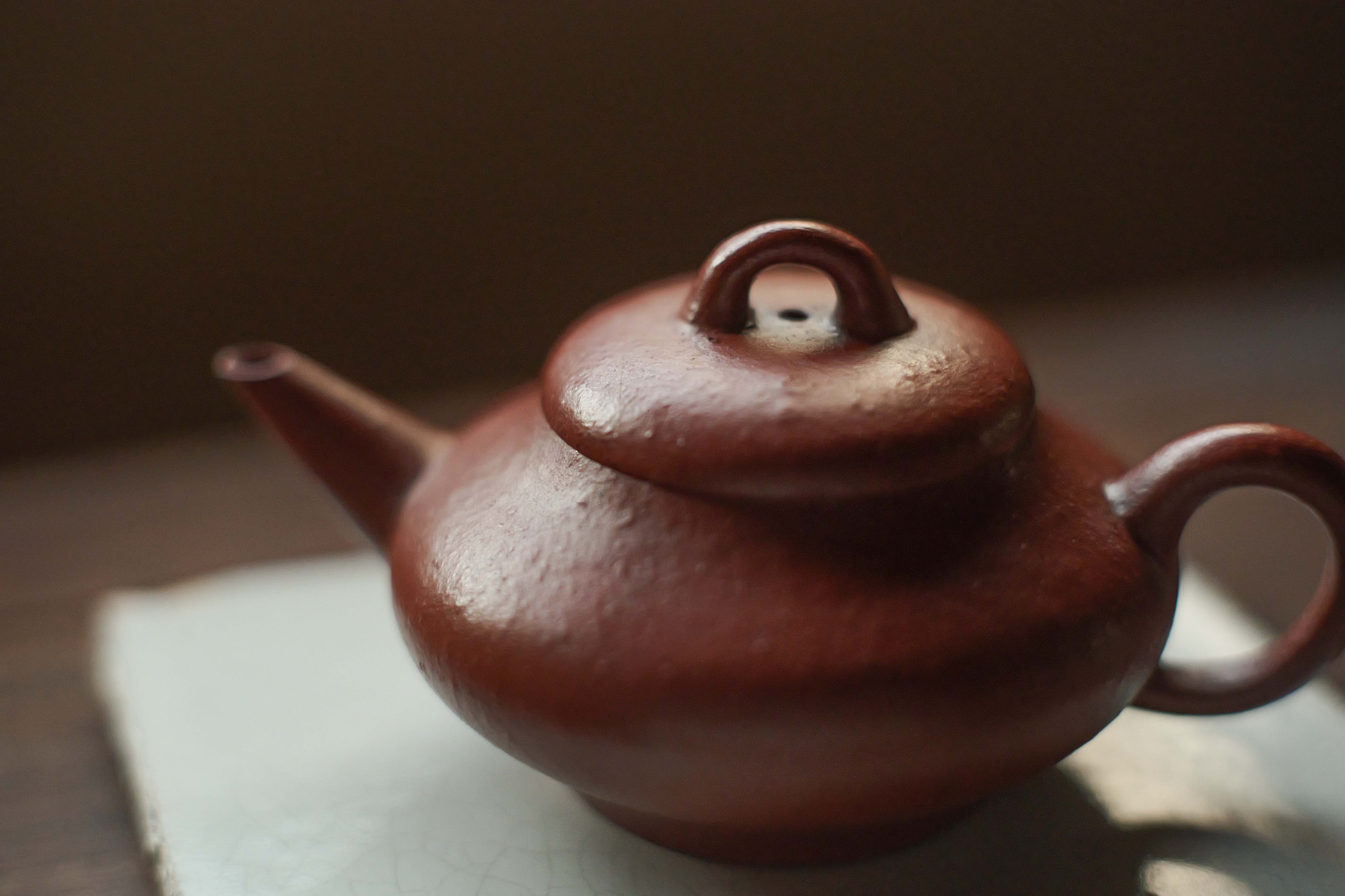 ヴィンテージ 宜興紫砂壺「寅春水平」（満水約140cc）・八目老朱泥