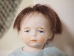 水色ロンパースの男の子　「HERTWIG」　オールビスクドール 画像6