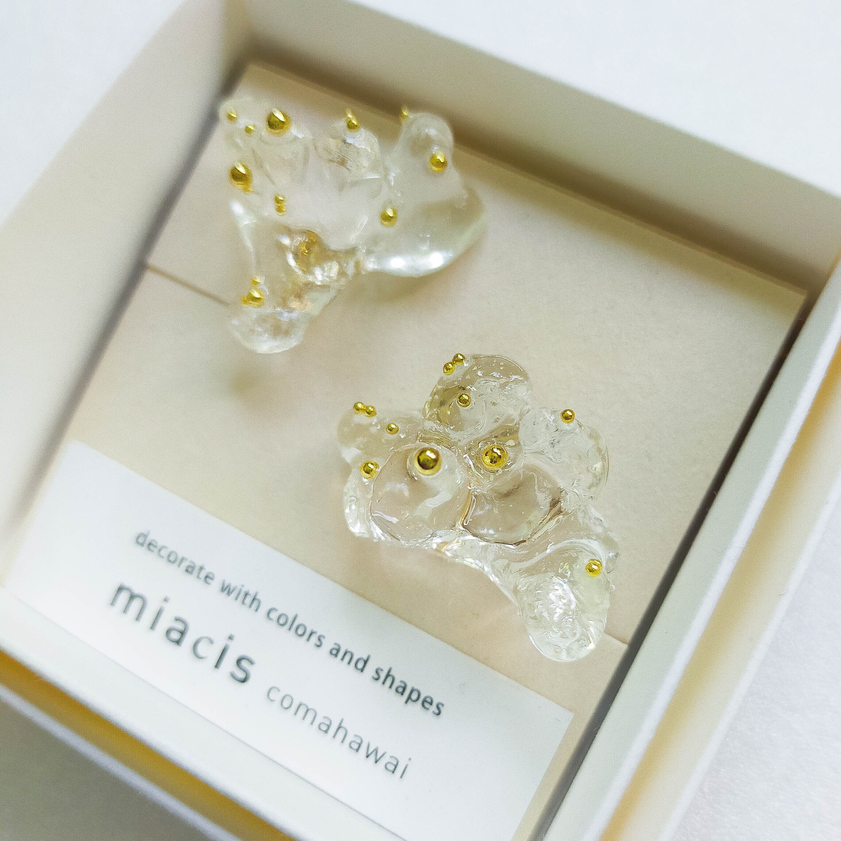 イヤリング【粒付き珊瑚】 クリア×金色の粒 | Comahawai / miacis