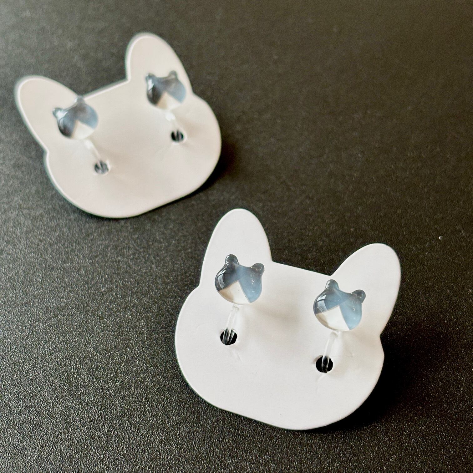 ガラスのハチワレ猫 グレー×白 小粒 シンプルピアス／イヤリング | 猫