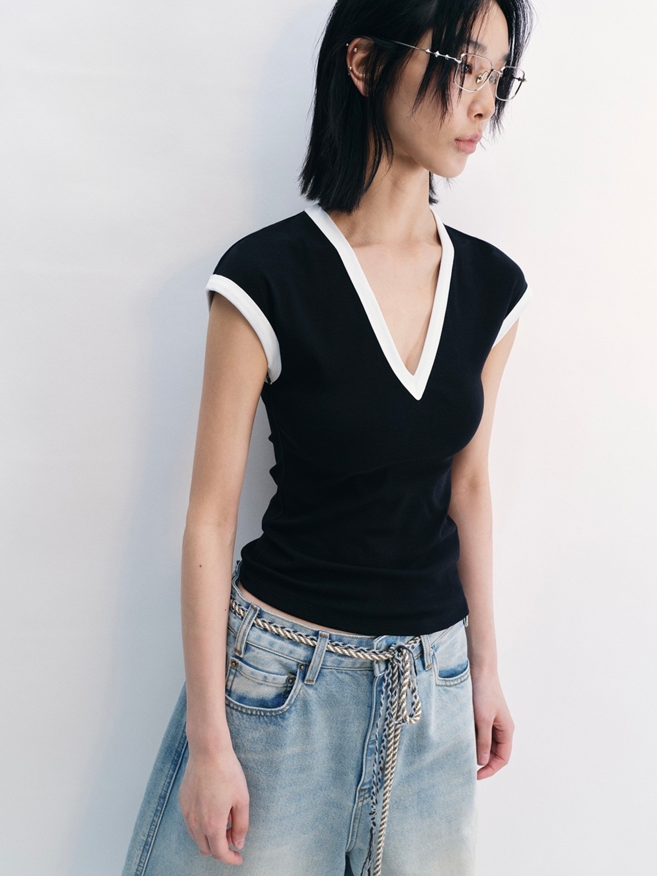 Contrast Line V-neck Tee UH00063