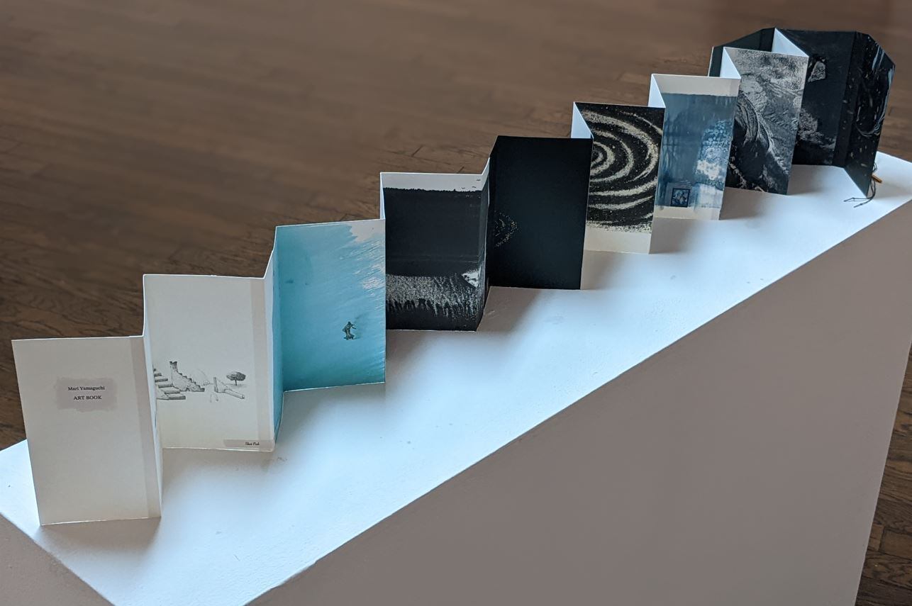 山口茉莉「アーティストブック（Silver）」 | The Artcomplex Center