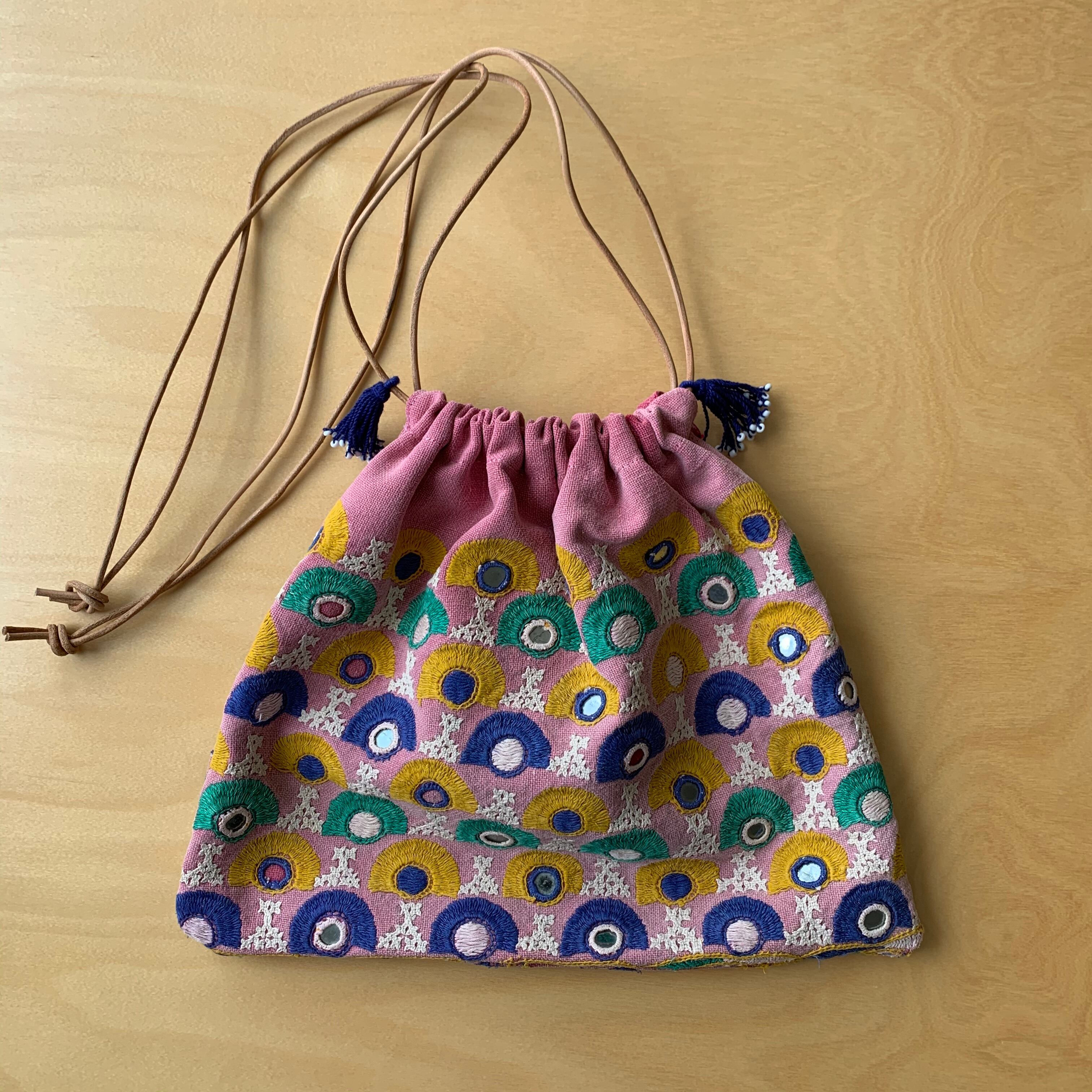 インド　ラバリ族　刺繍　アップリケ　巾着バッグ　ヴィンテージ インド ラバリ族の刺繍布 巾着バッグ ピンク | gra＆maja