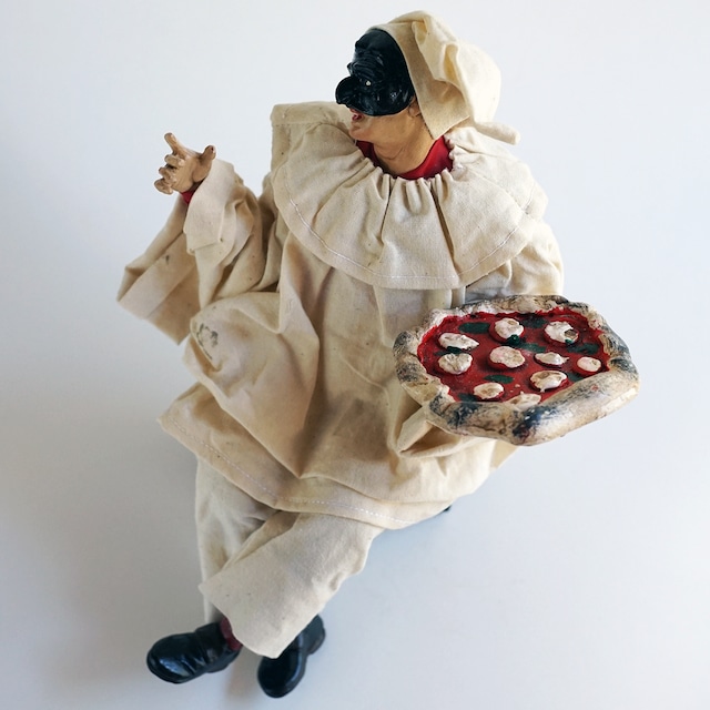 ピザを持って座っているプルチネッラ（大） ー ナポリの幸運のお守り dDF-7