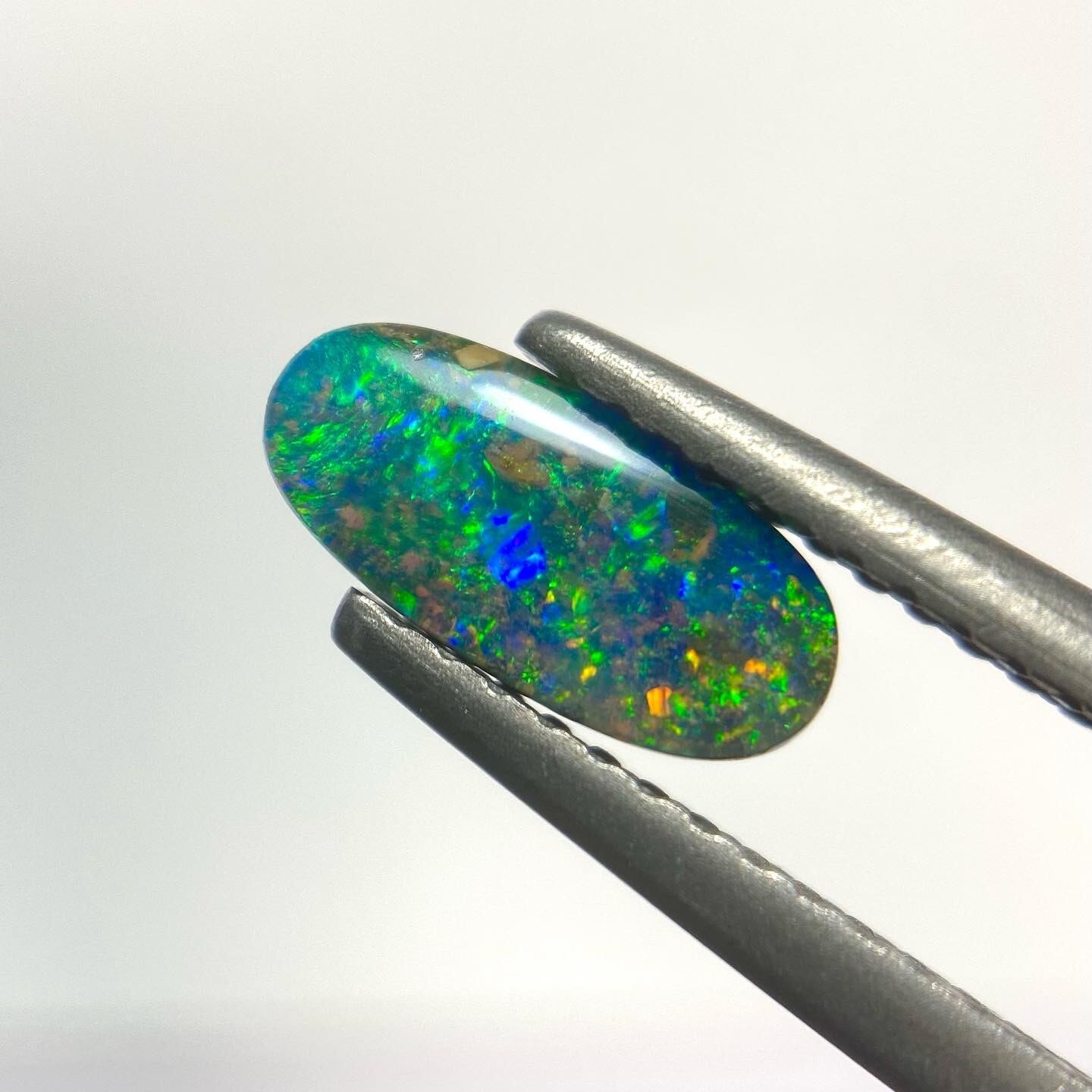 印象派画家の散歩する小川 ボルダーオパール