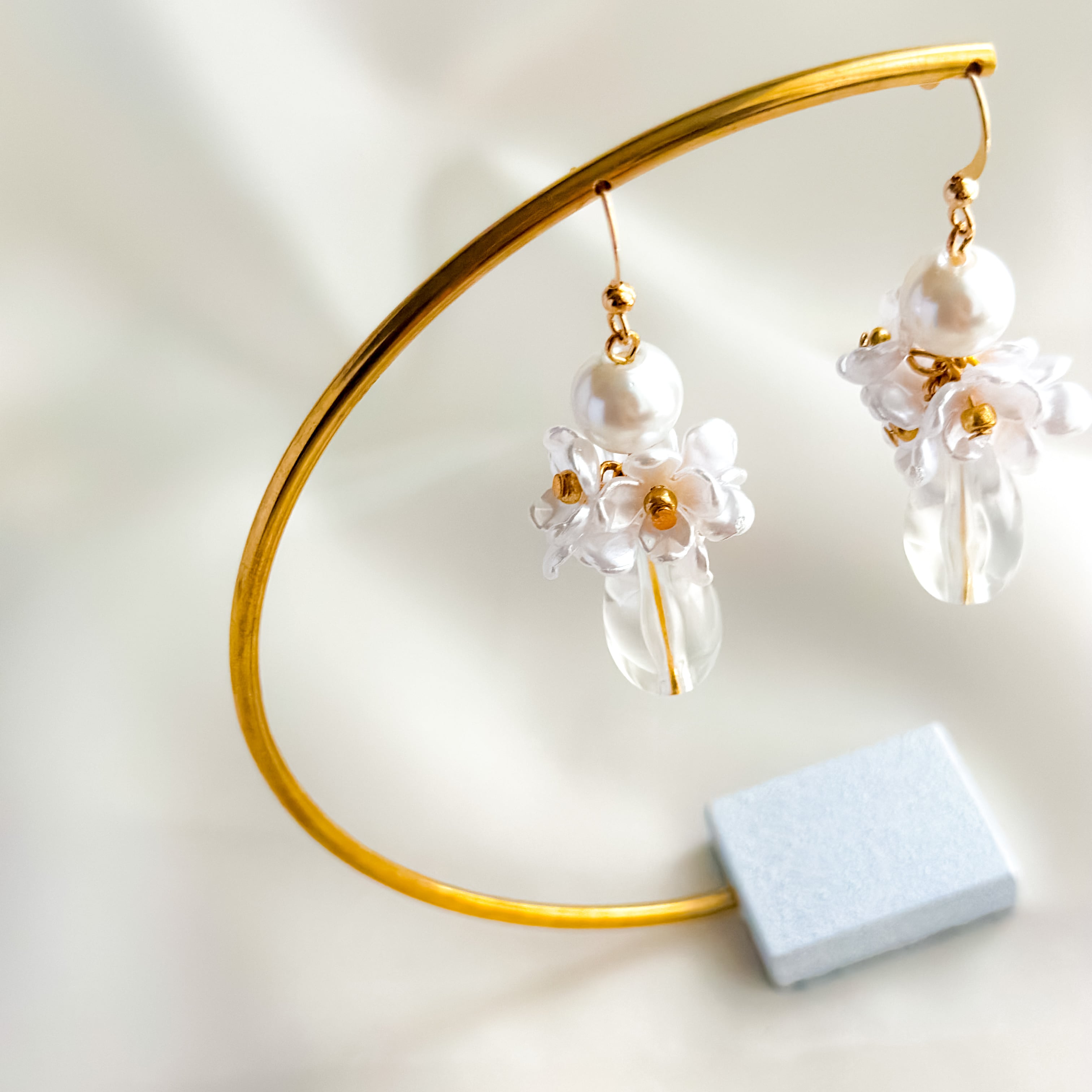 パール ホワイトフラワー ブーケ ピアス/イヤリング】 | Mauloa Nalu