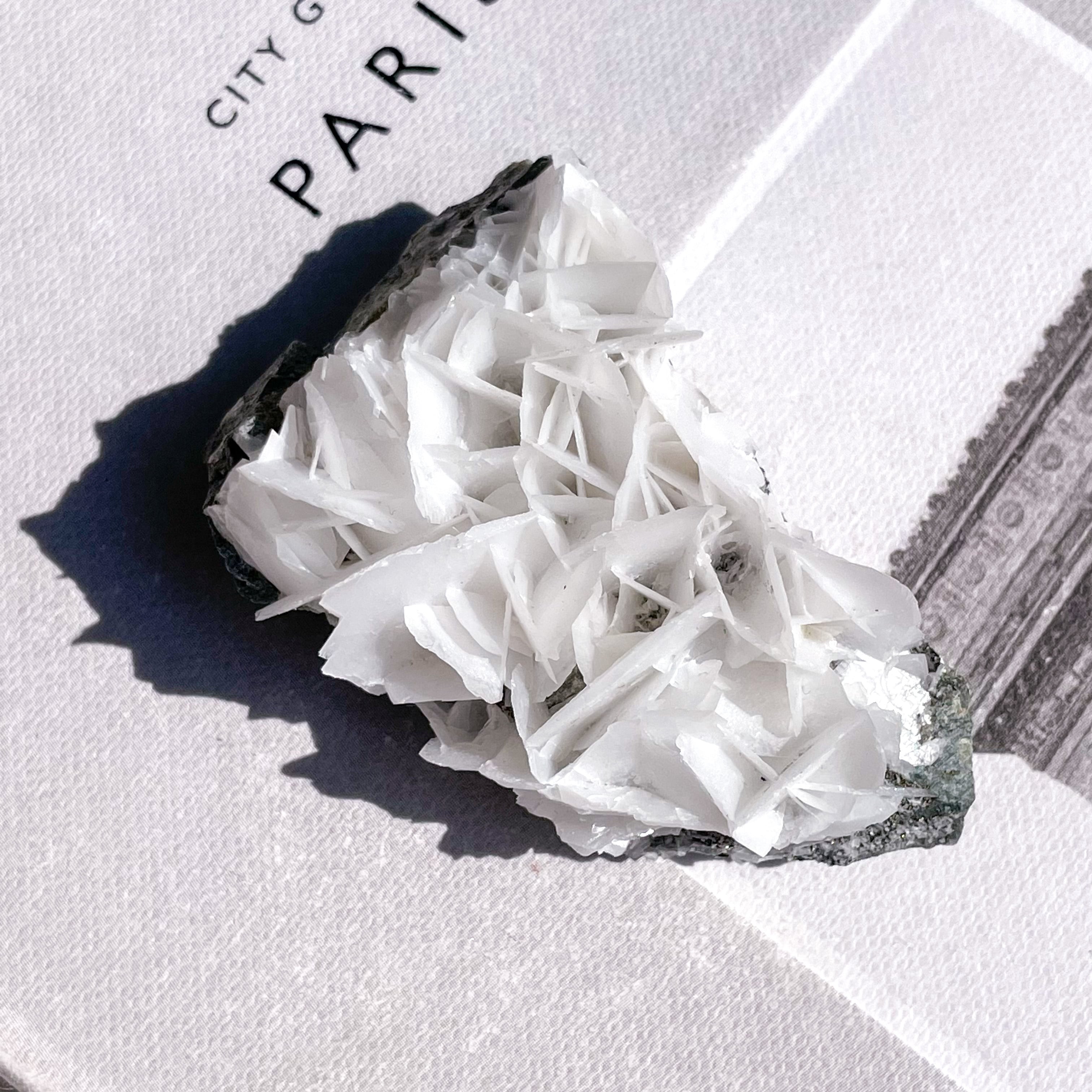 White Calcite 1 ✧ ホワイトカルサイト (UV蛍光)