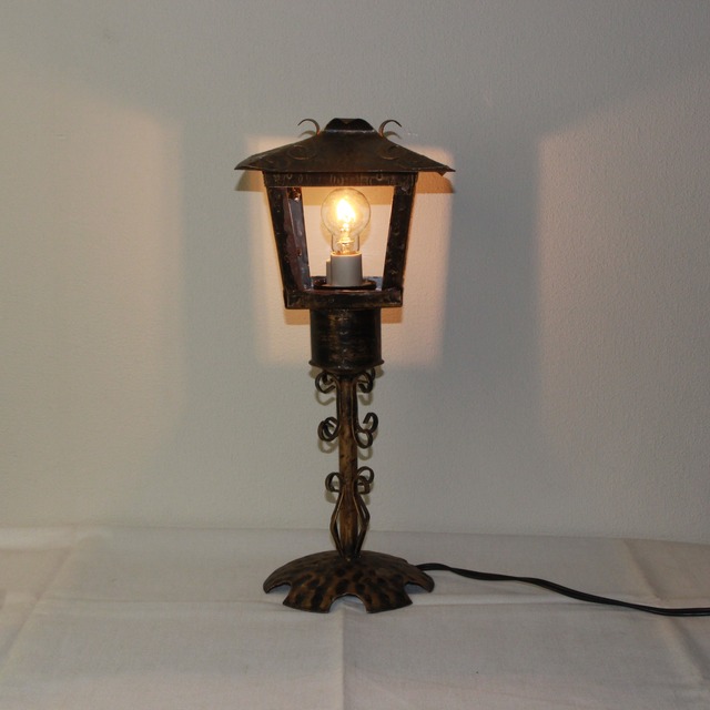 暮らしの端を照らすスタンドランプ