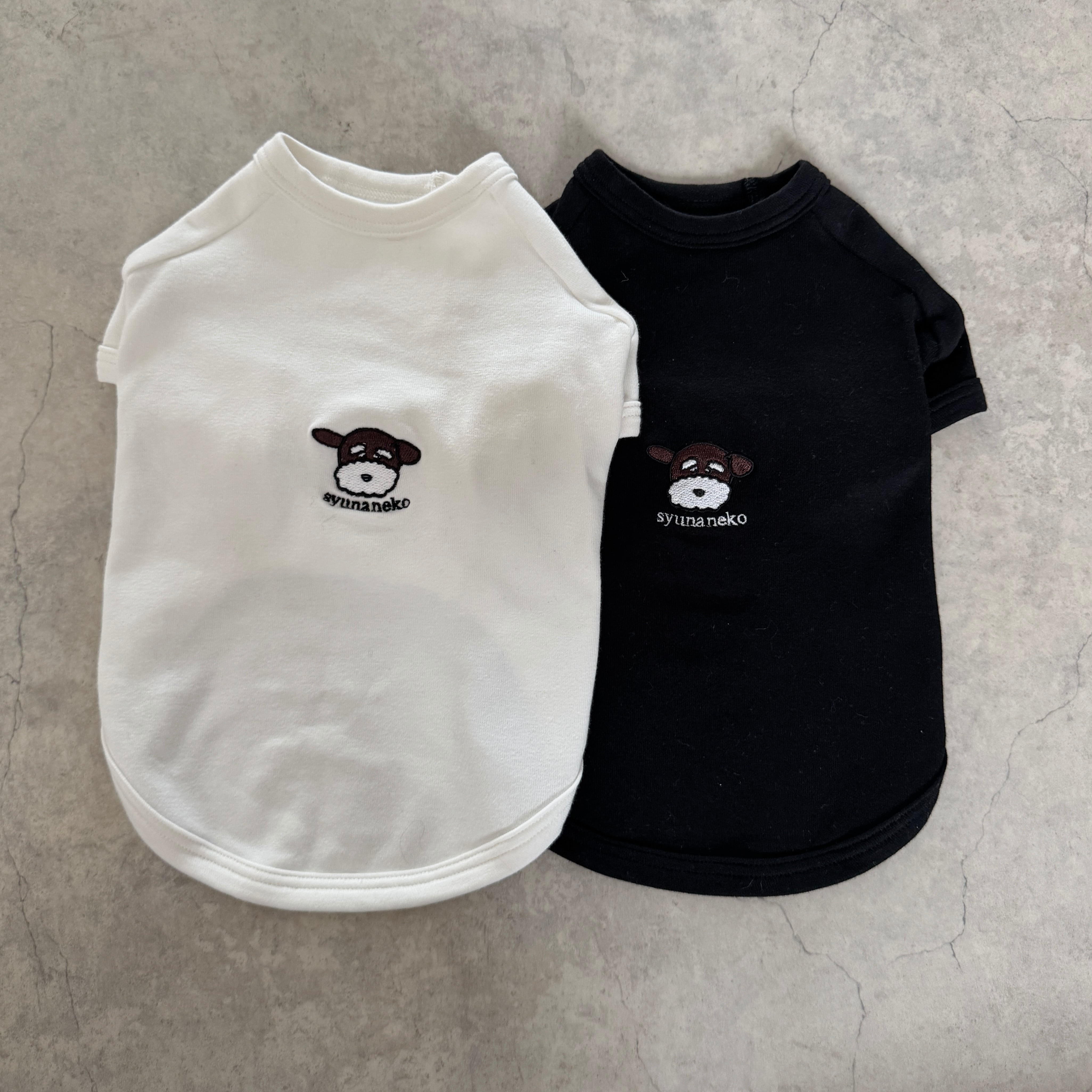 nekoさん専用垢 WHITESIFT SOIGNE neko dog Tshirts / black,white | schnauzer no neko