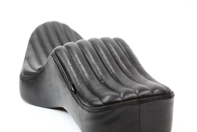 -03スポーツスター専用King&Queenシート［縦タックロール］本革 (ssD02)【納期2週間】