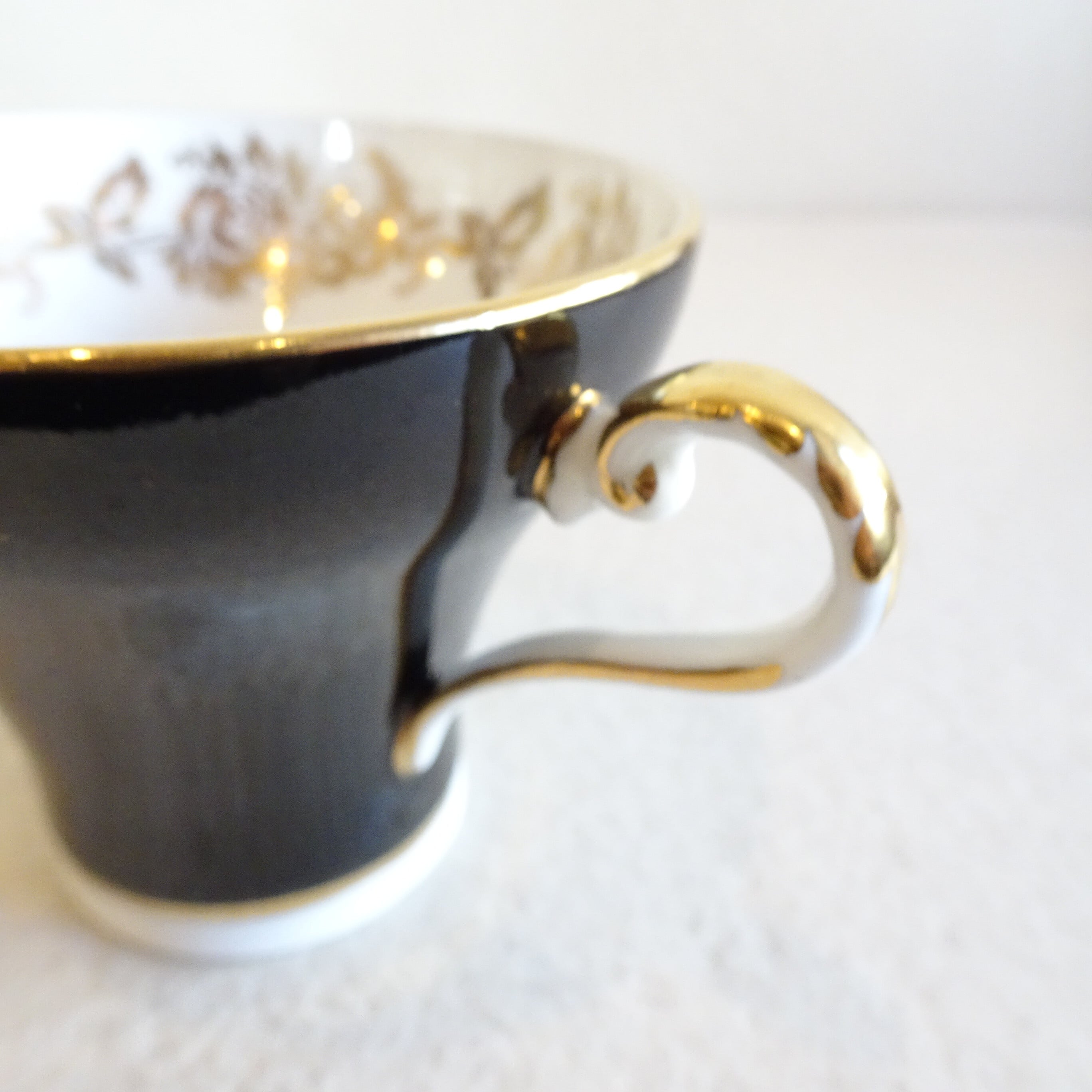 黒い陶器のカップ 金色の花模様 黒と金の花模様カップとソーサーセット - メルカリ