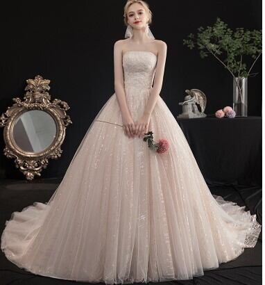 美品！ ウエディングドレス 花柄のモチーフ 刺繍が美しく ベア