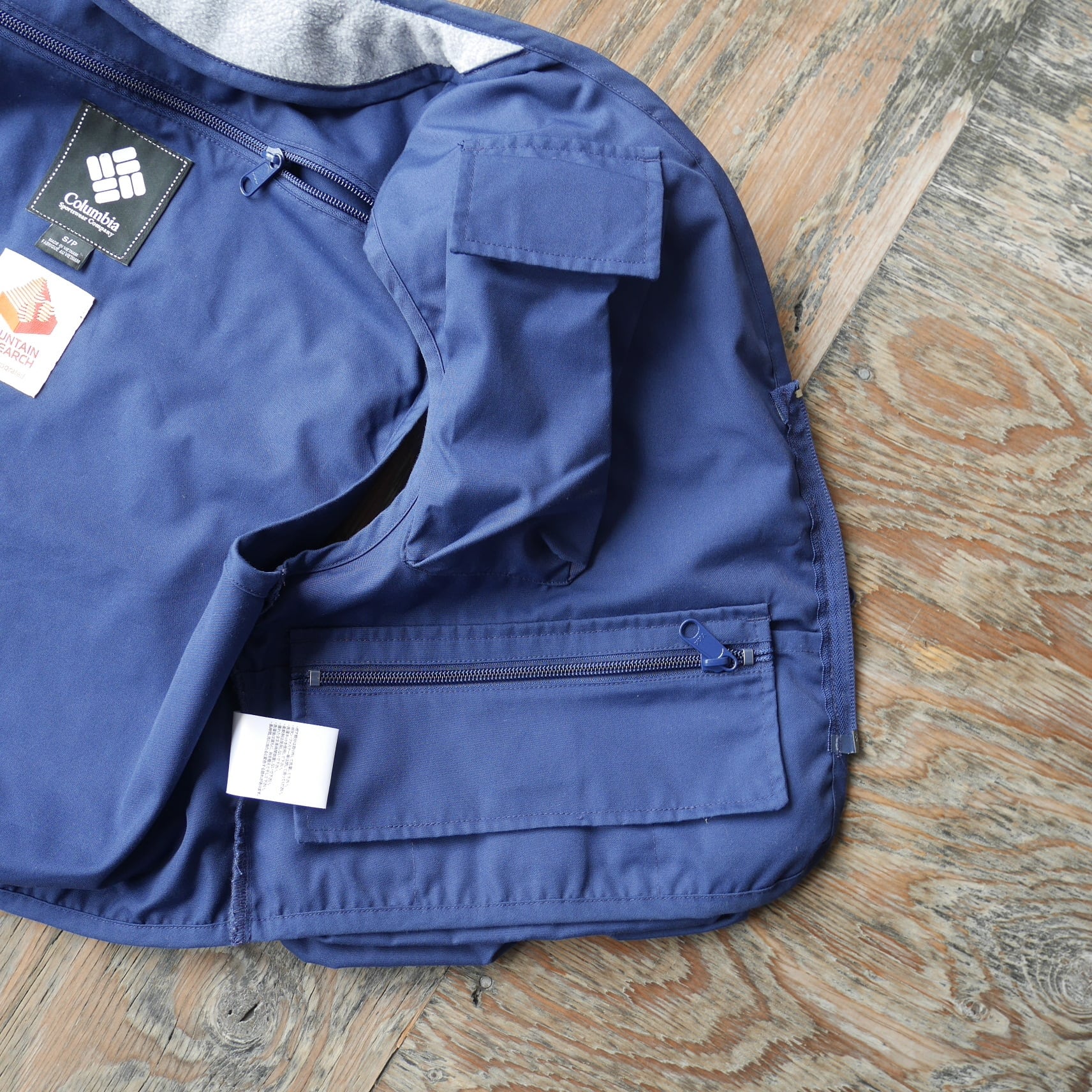 MOUNTAIN RESEARCH×COLUMBIA BLACK LABEL CARBONATE BROOK™ VEST MOUNTAIN RESEARCH×COLUMBIA BLACK LABEL CARBONATE BROOK™ VEST